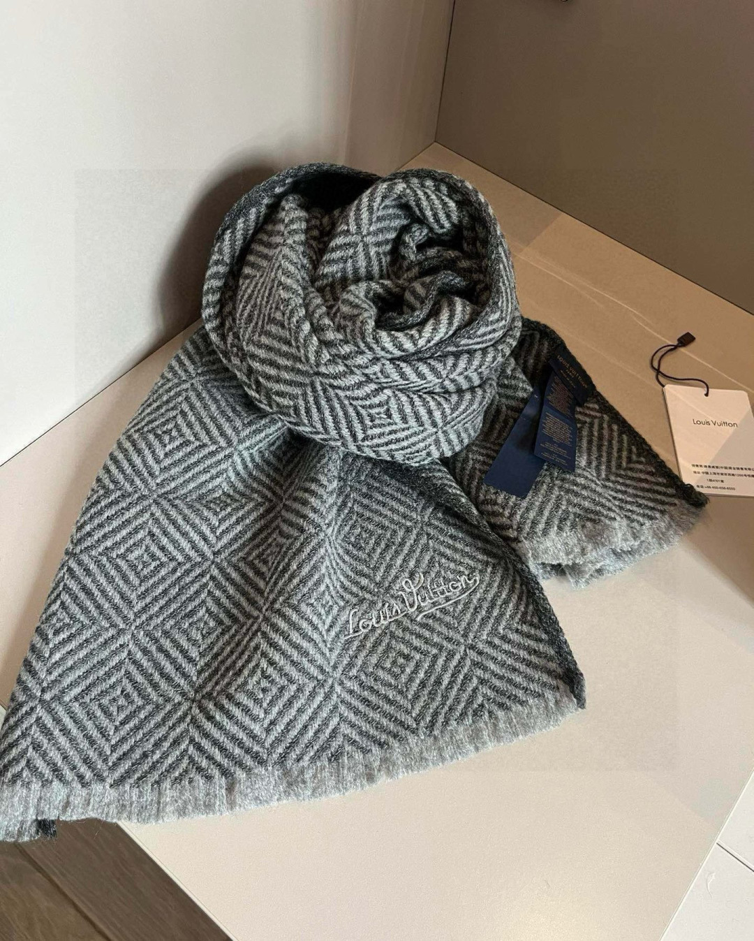 LV scarf