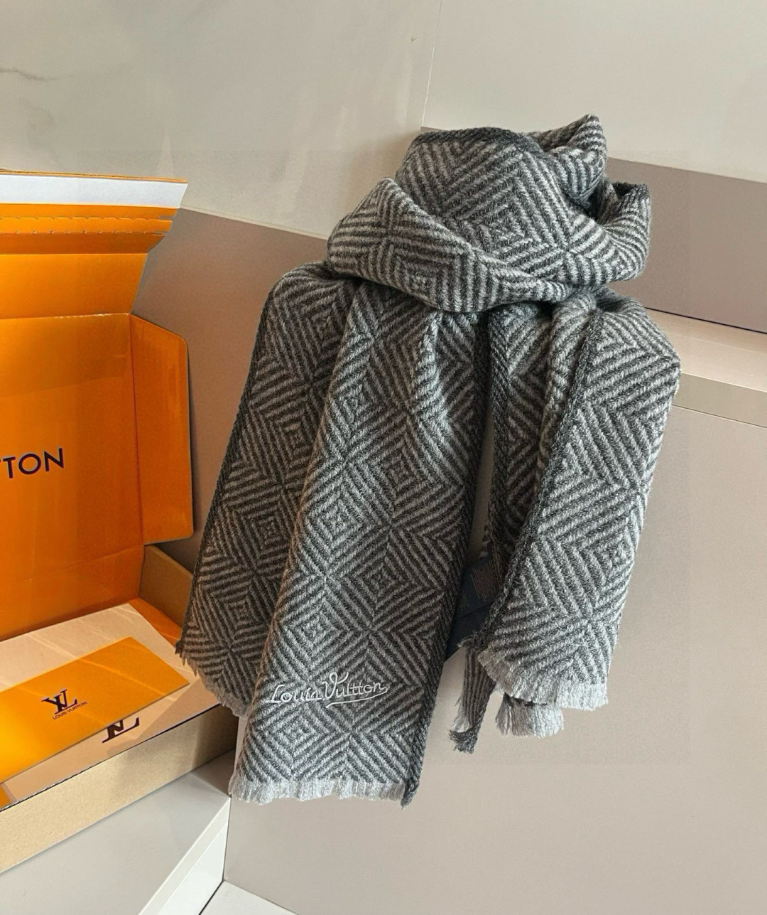 LV scarf