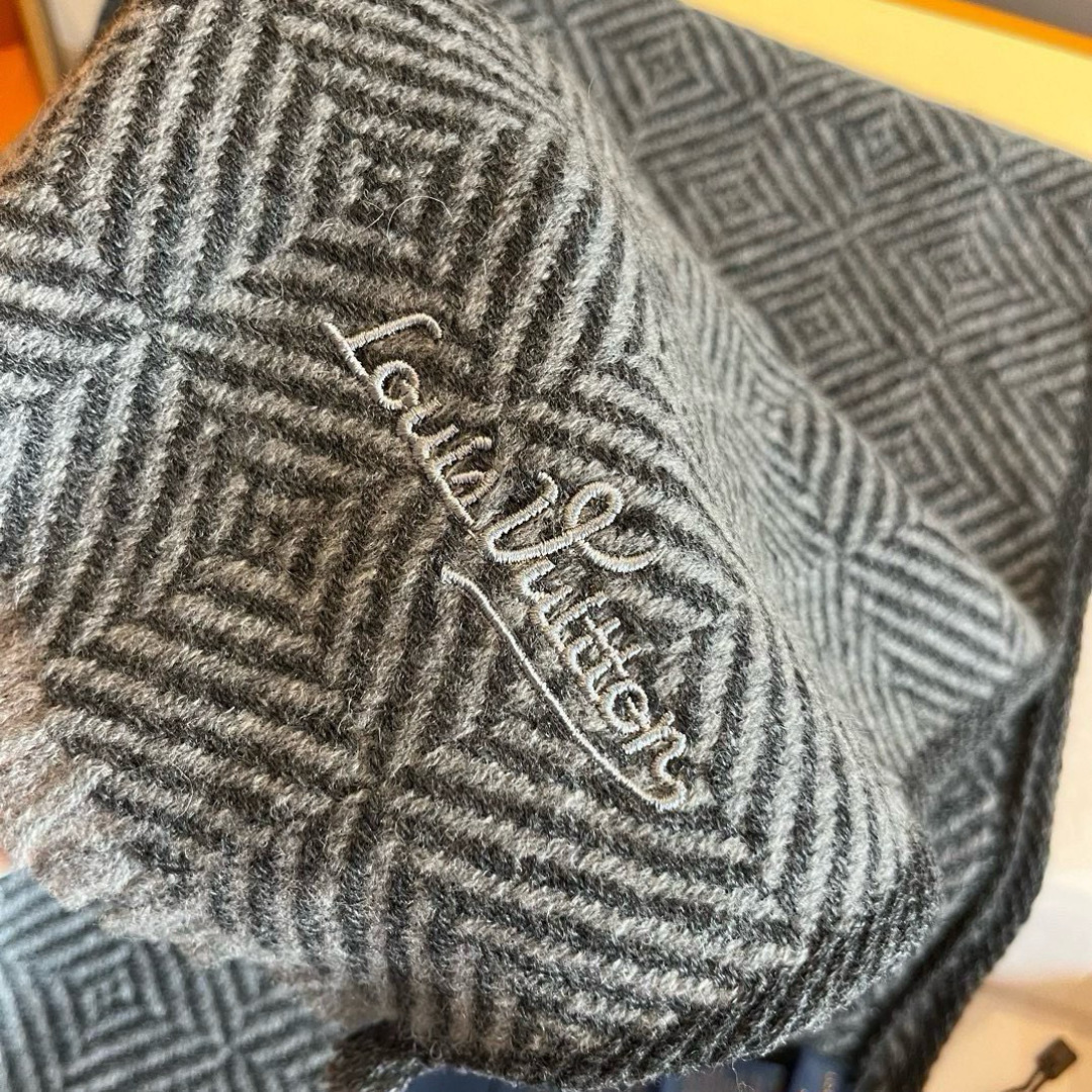LV scarf