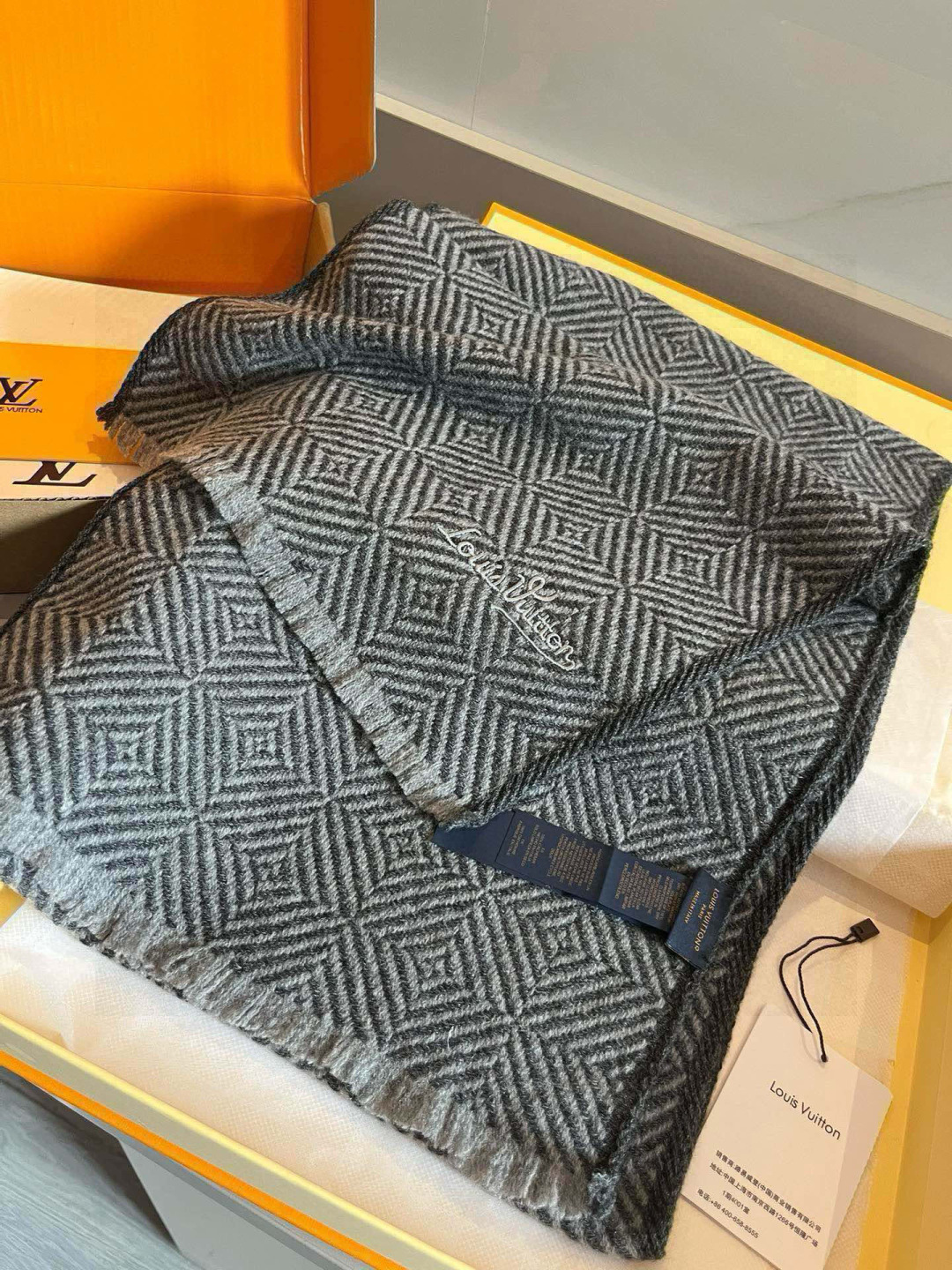 LV scarf