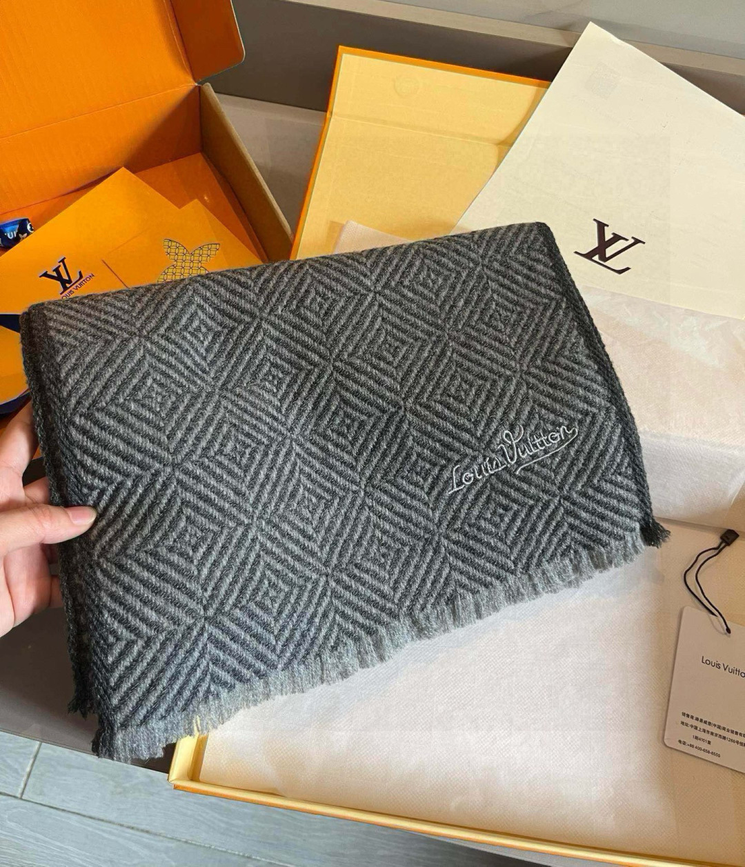 LV scarf