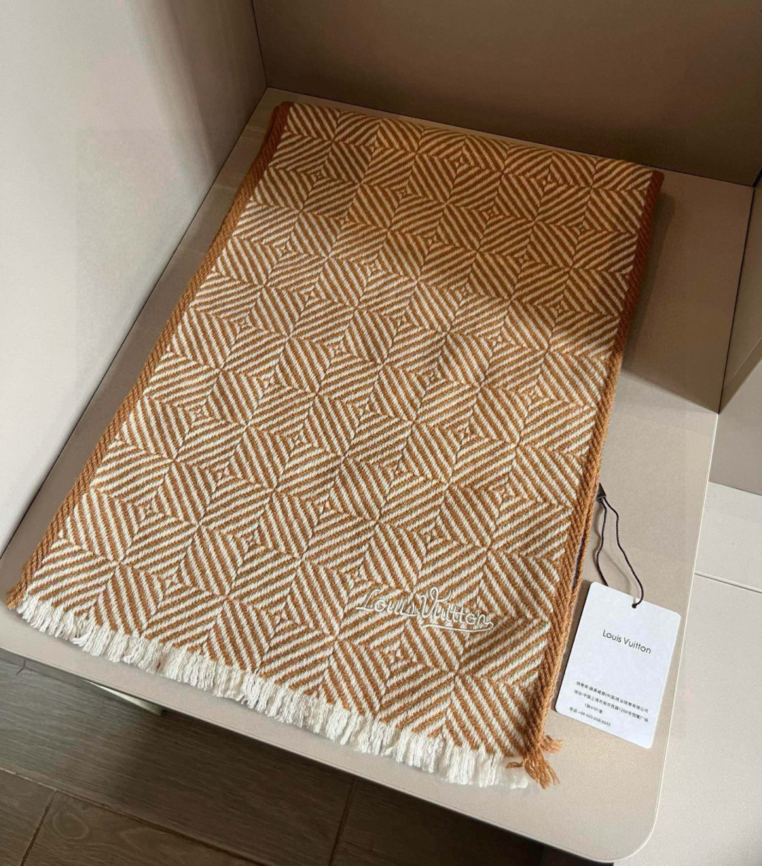 LV scarf