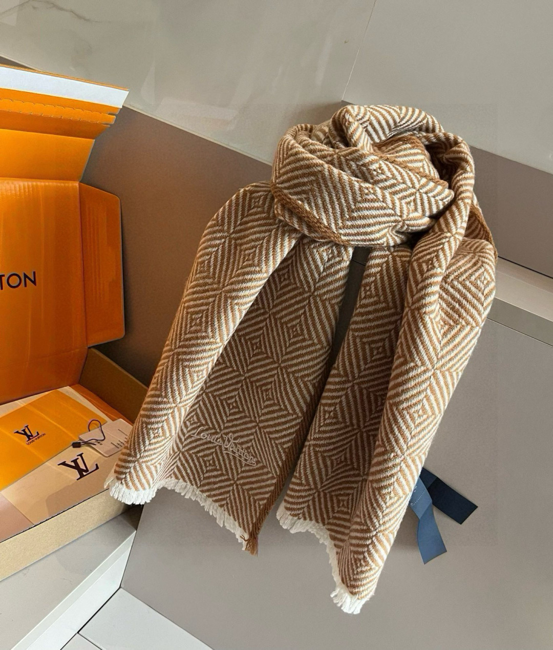 LV scarf