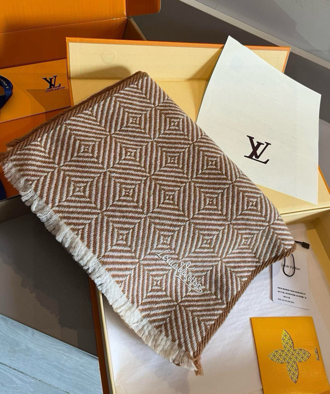 LV scarf