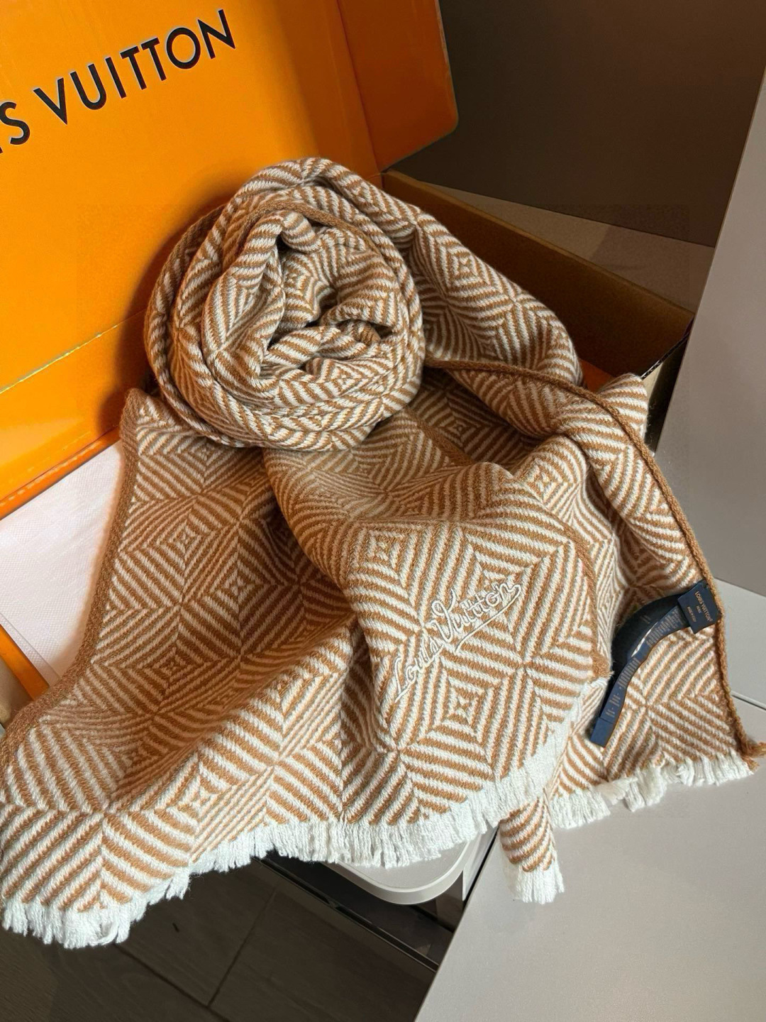 LV scarf