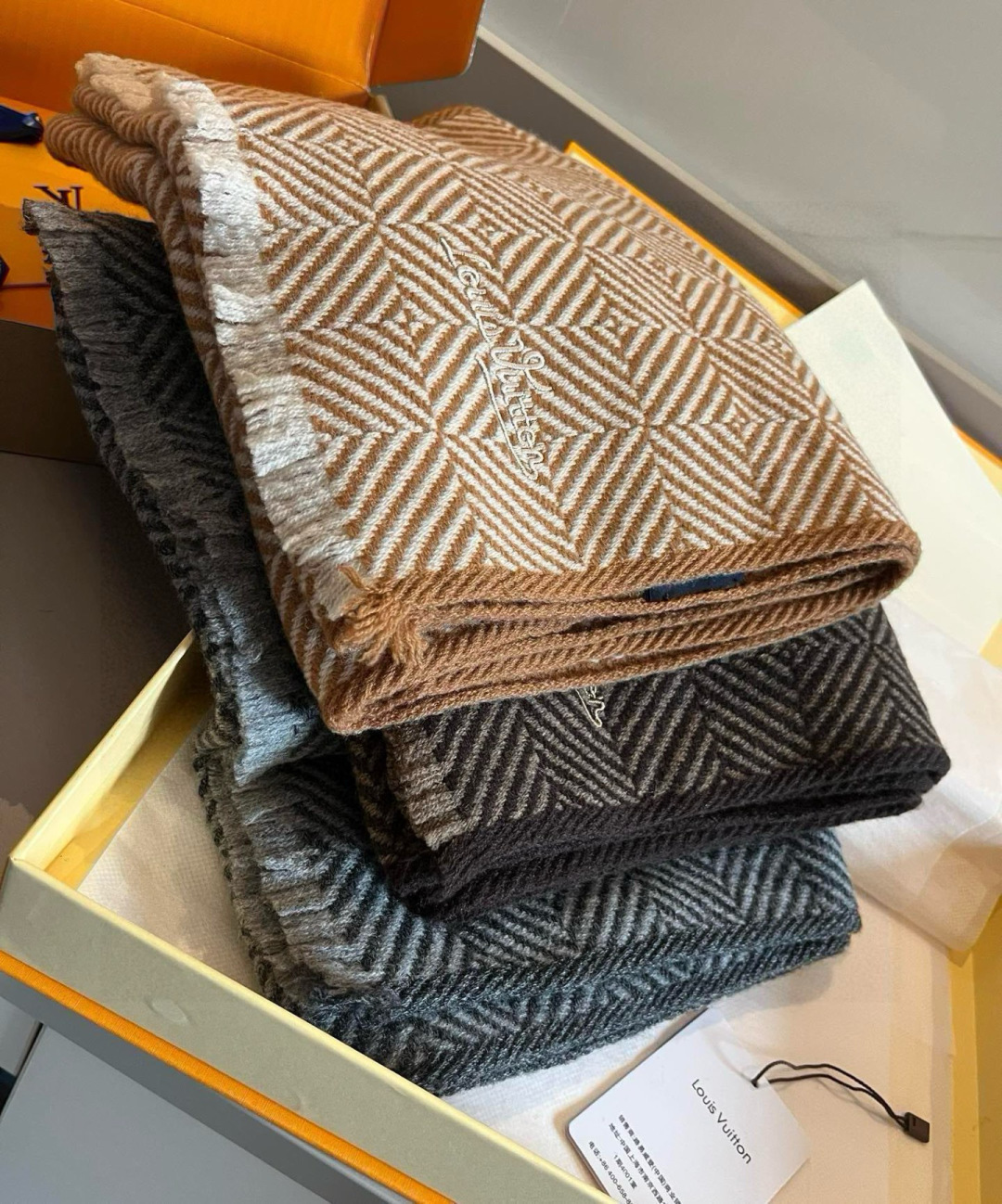 LV scarf