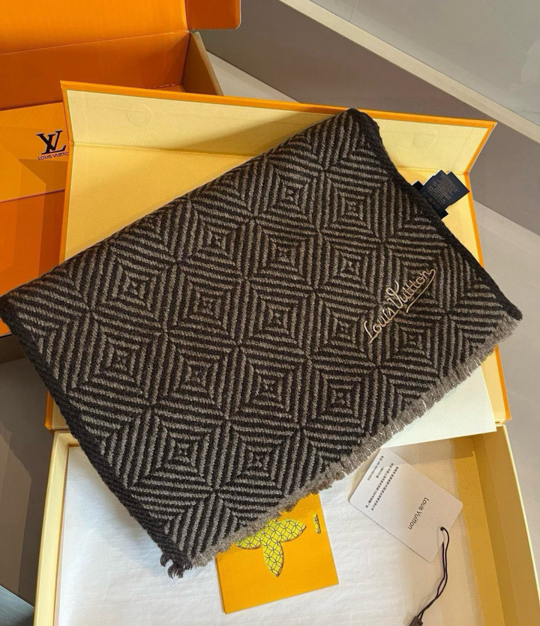 LV scarf