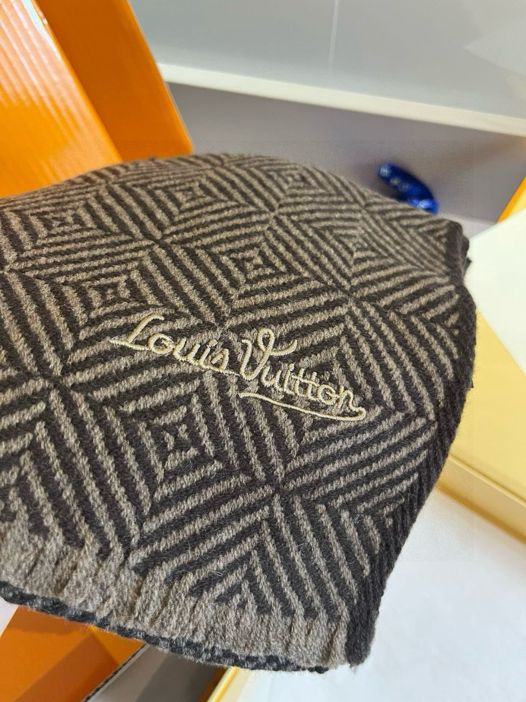 LV scarf
