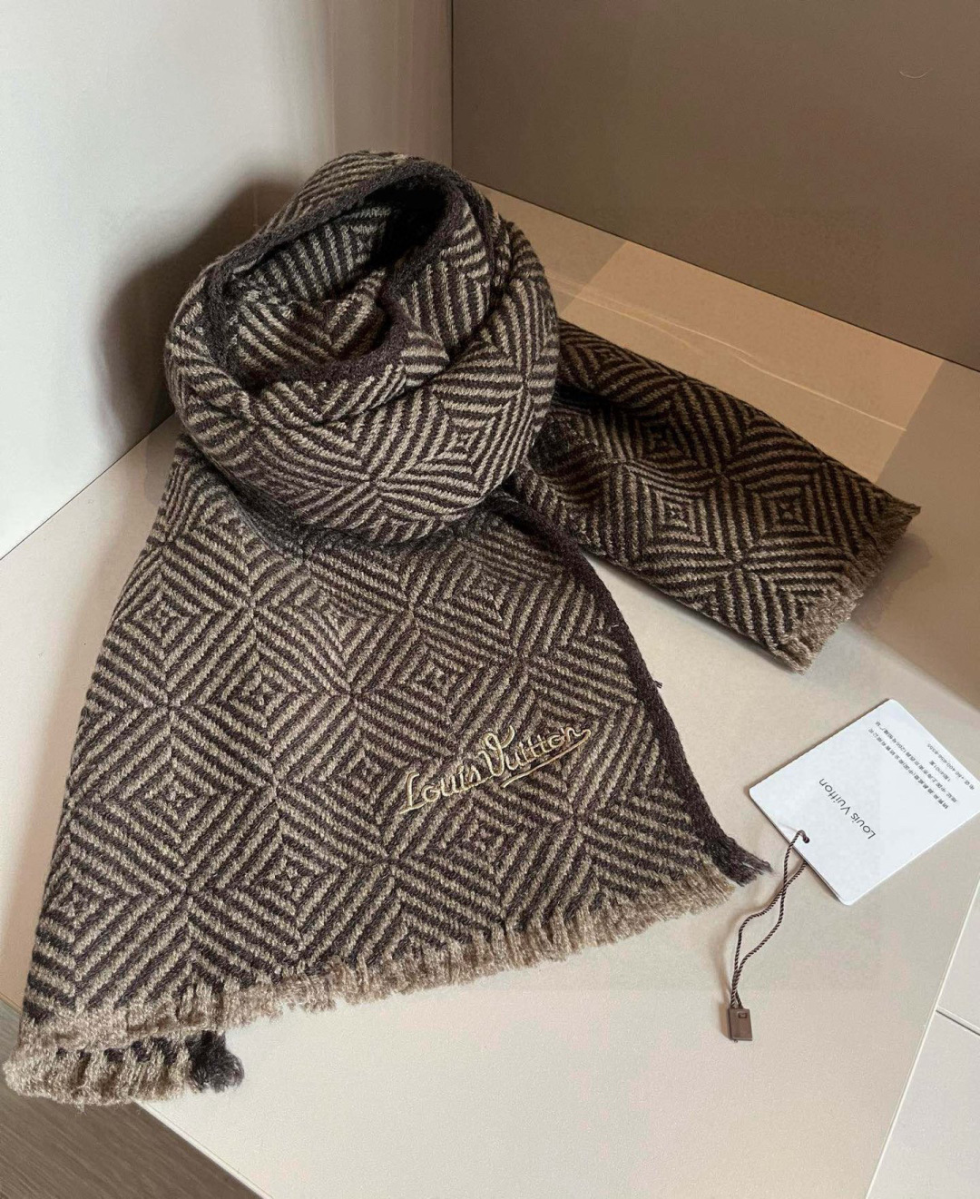 LV scarf