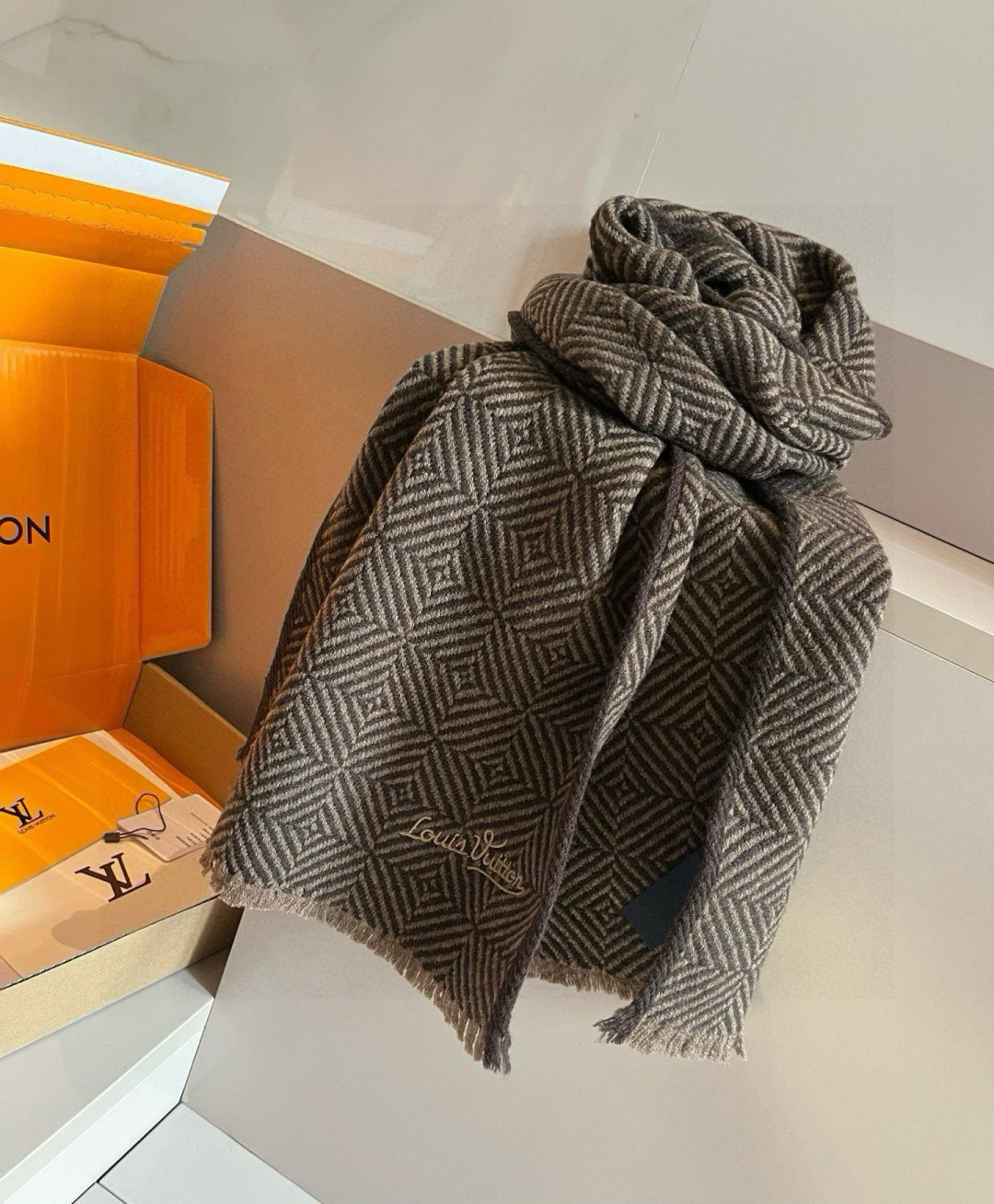 LV scarf