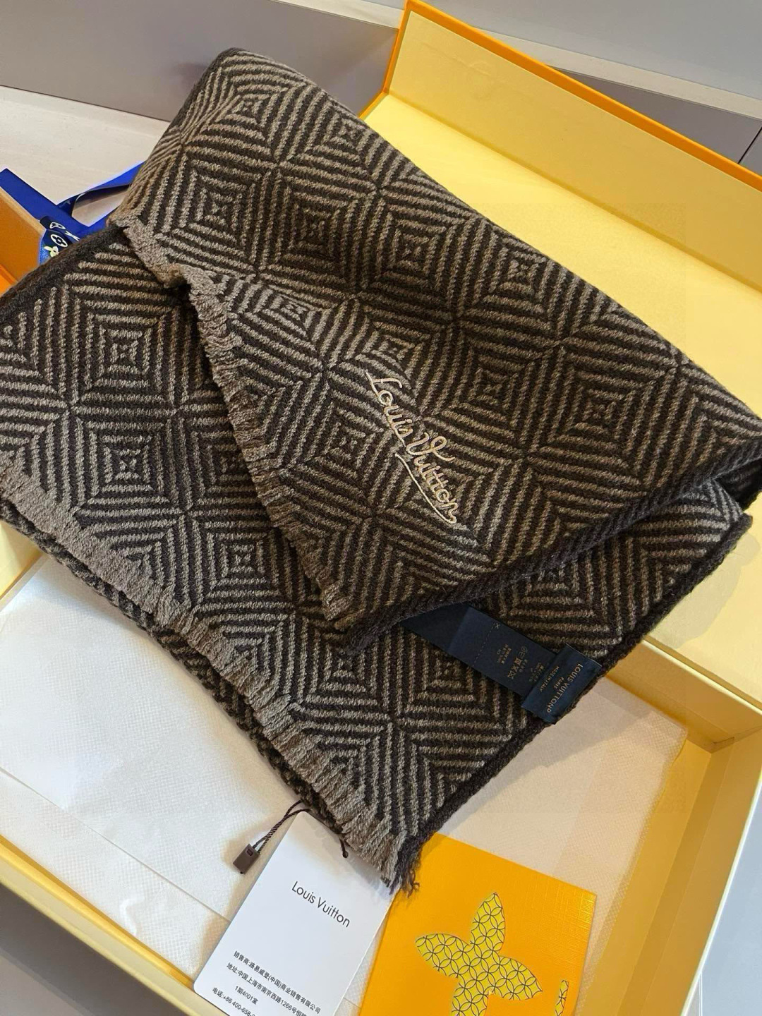 LV scarf