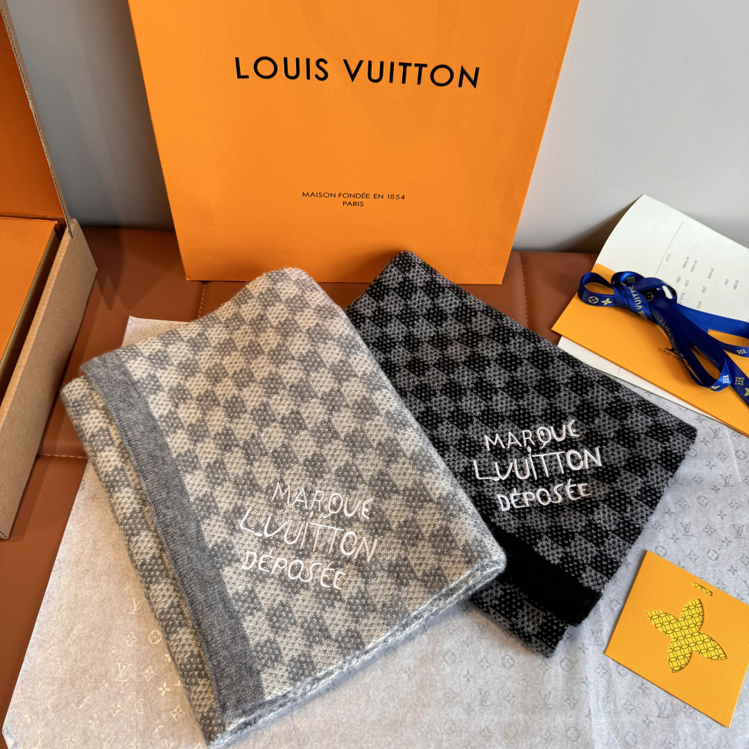 LV scarf