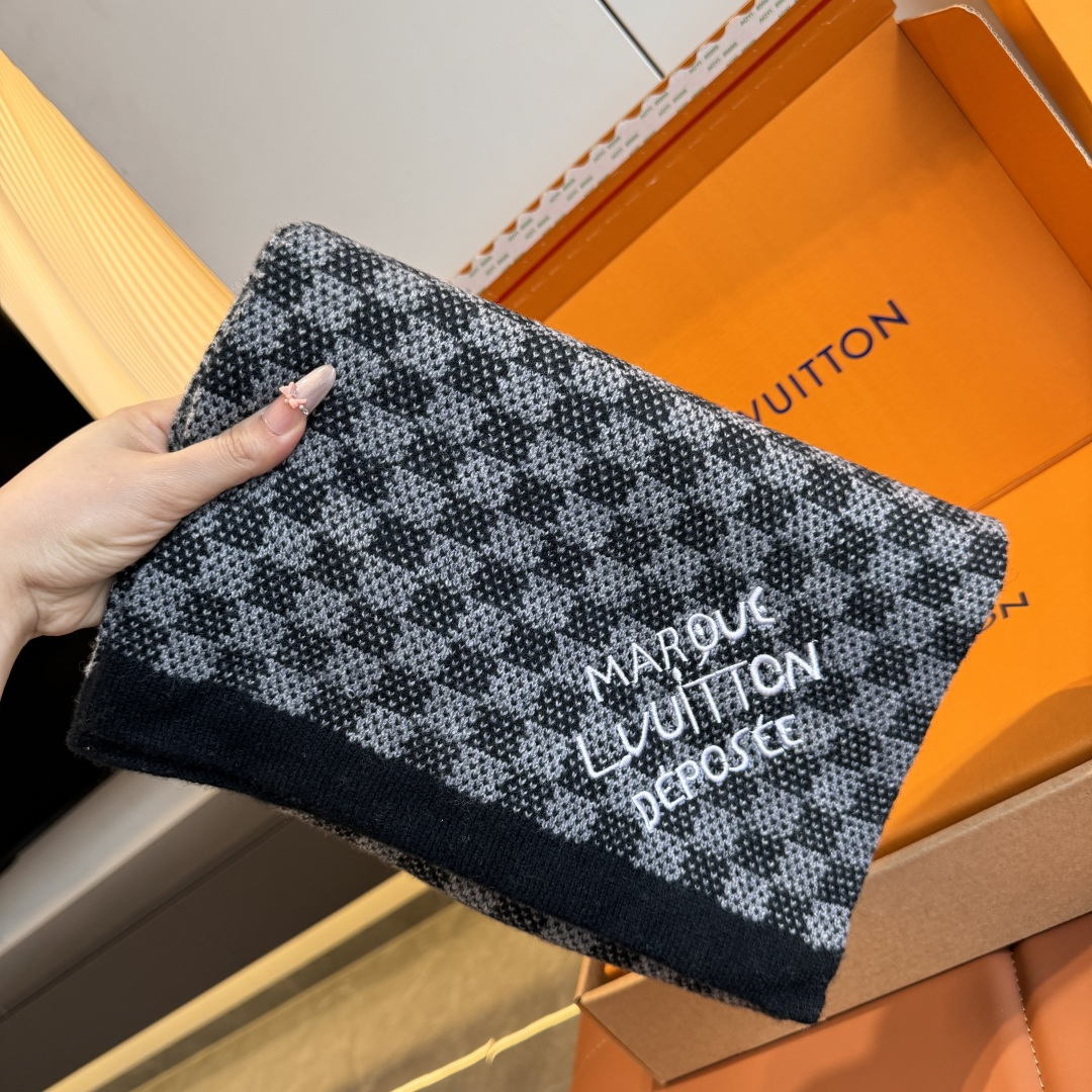 LV scarf