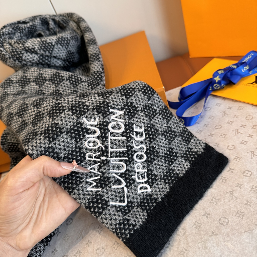 LV scarf