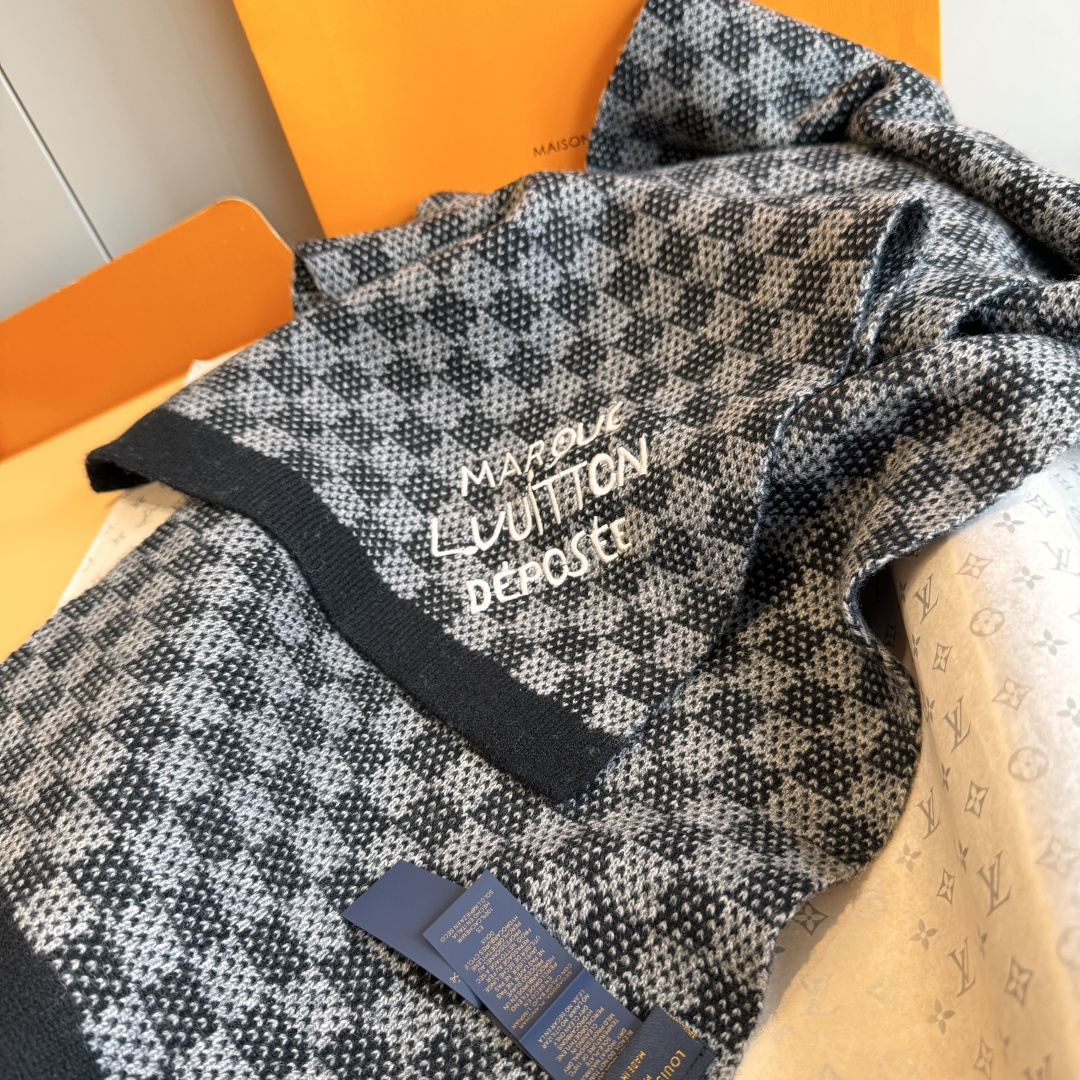 LV scarf