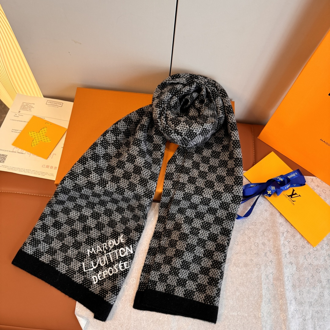 LV scarf
