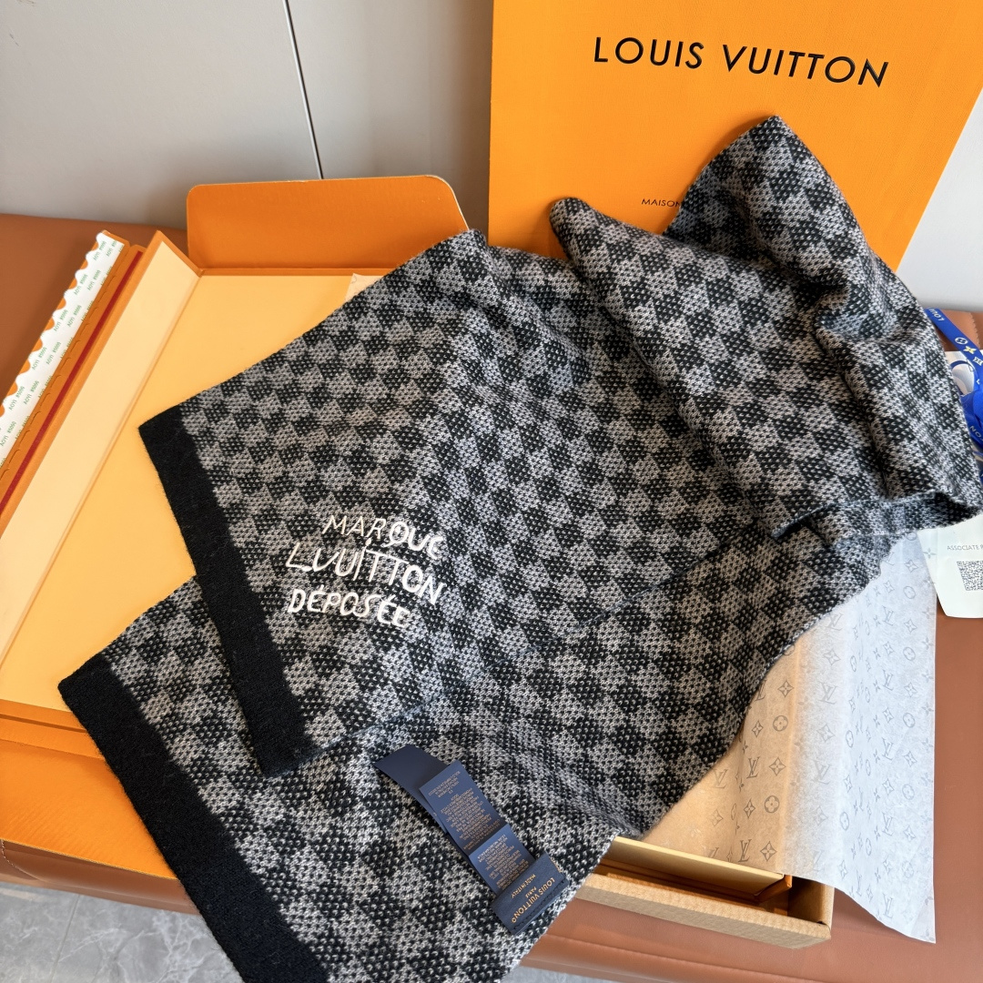 LV scarf