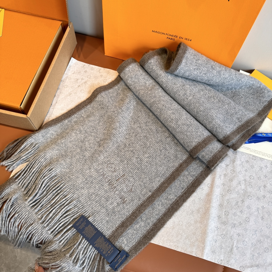 LV scarf
