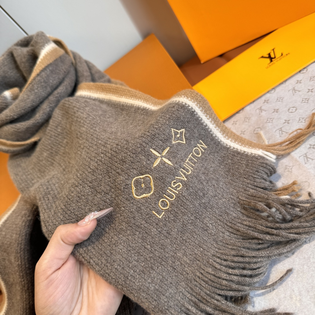 LV scarf