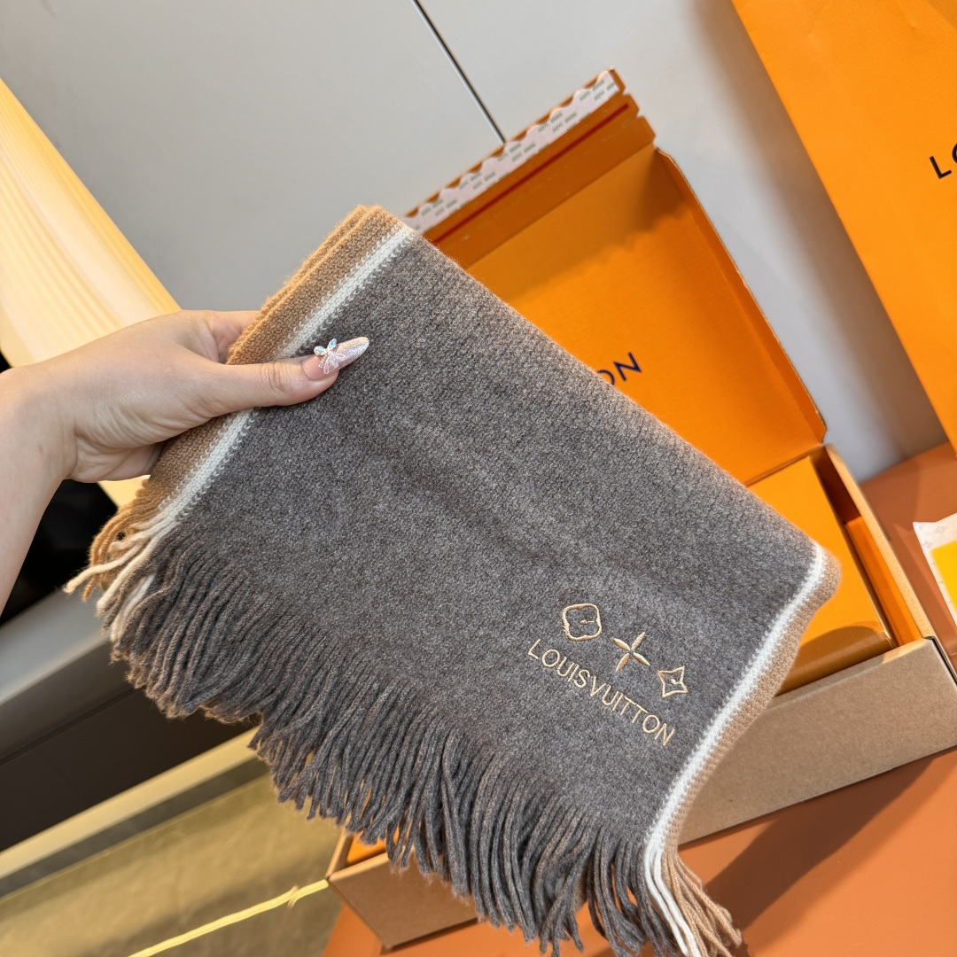 LV scarf