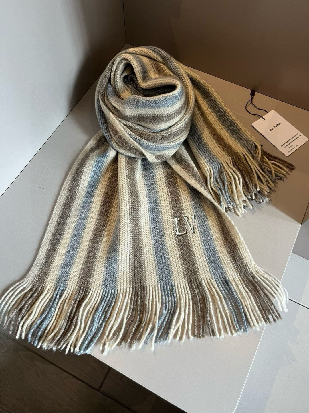 LV scarf