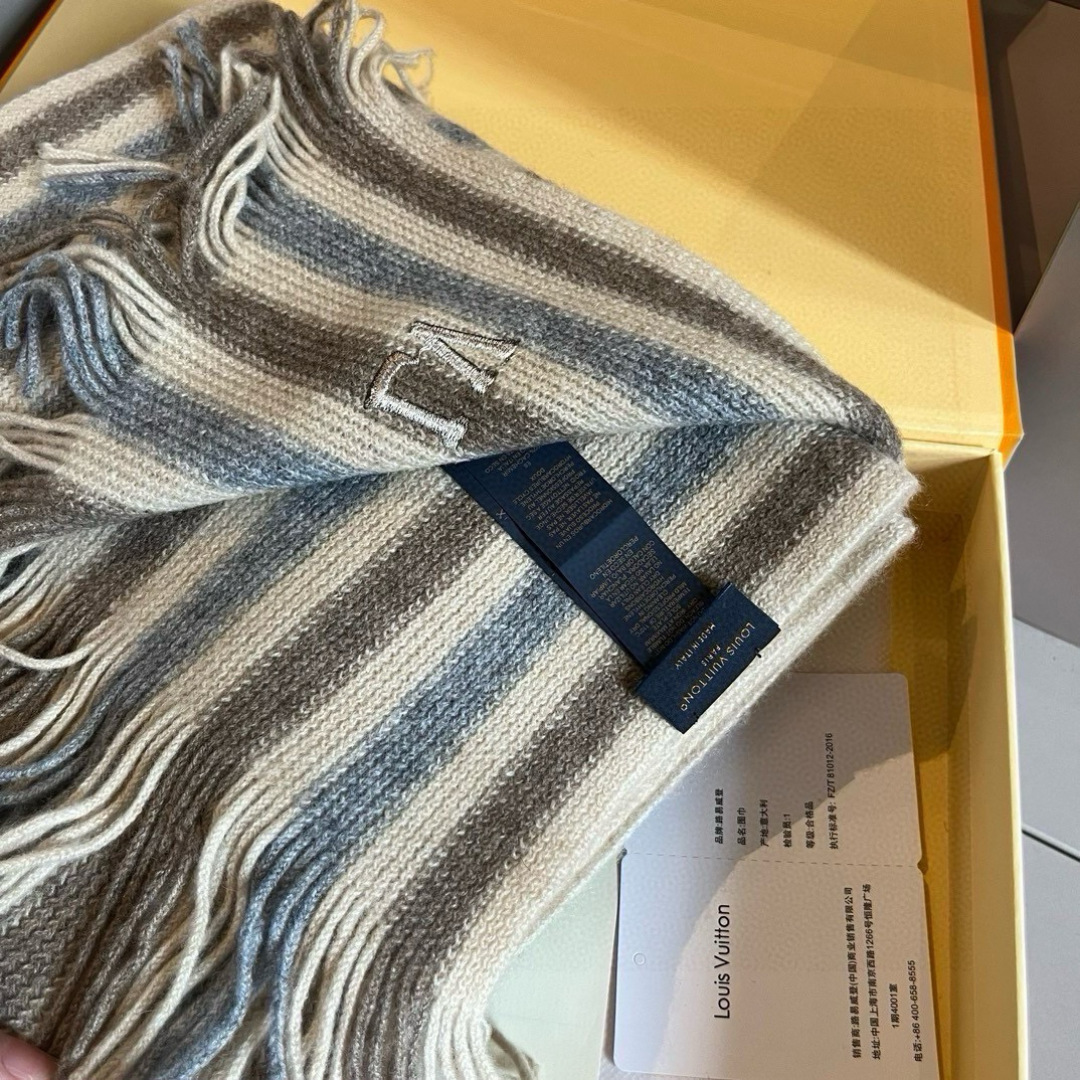 LV scarf