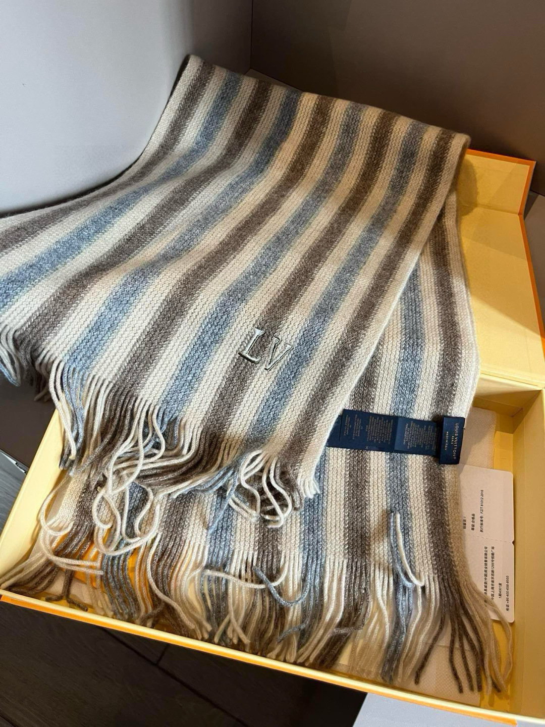 LV scarf