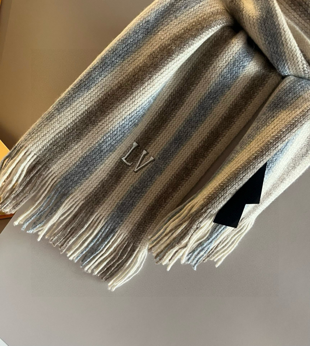 LV scarf