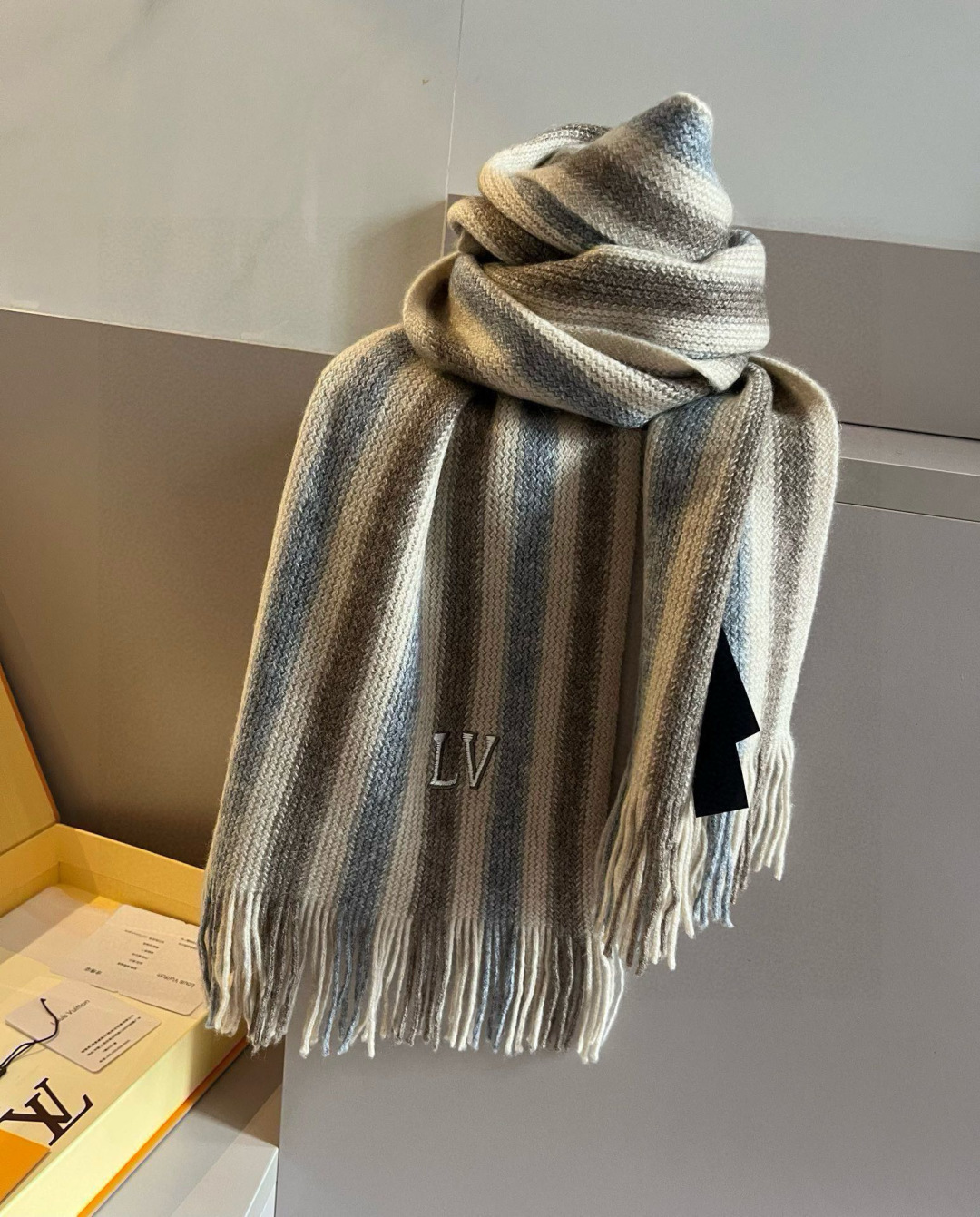 LV scarf