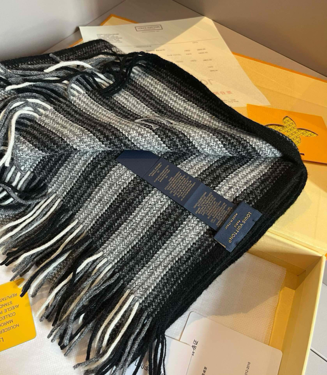 LV scarf