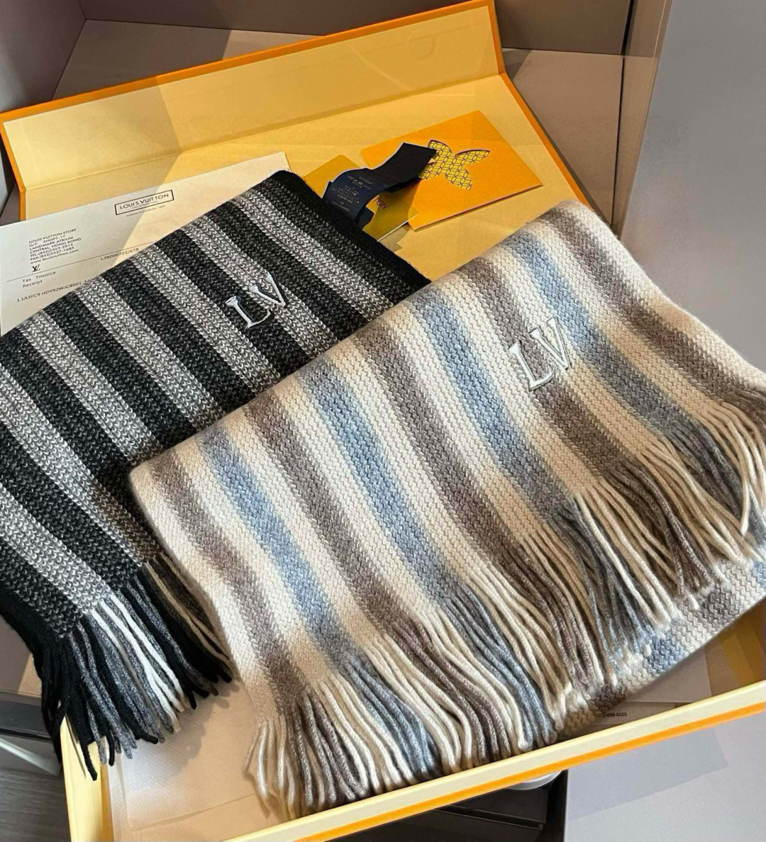 LV scarf