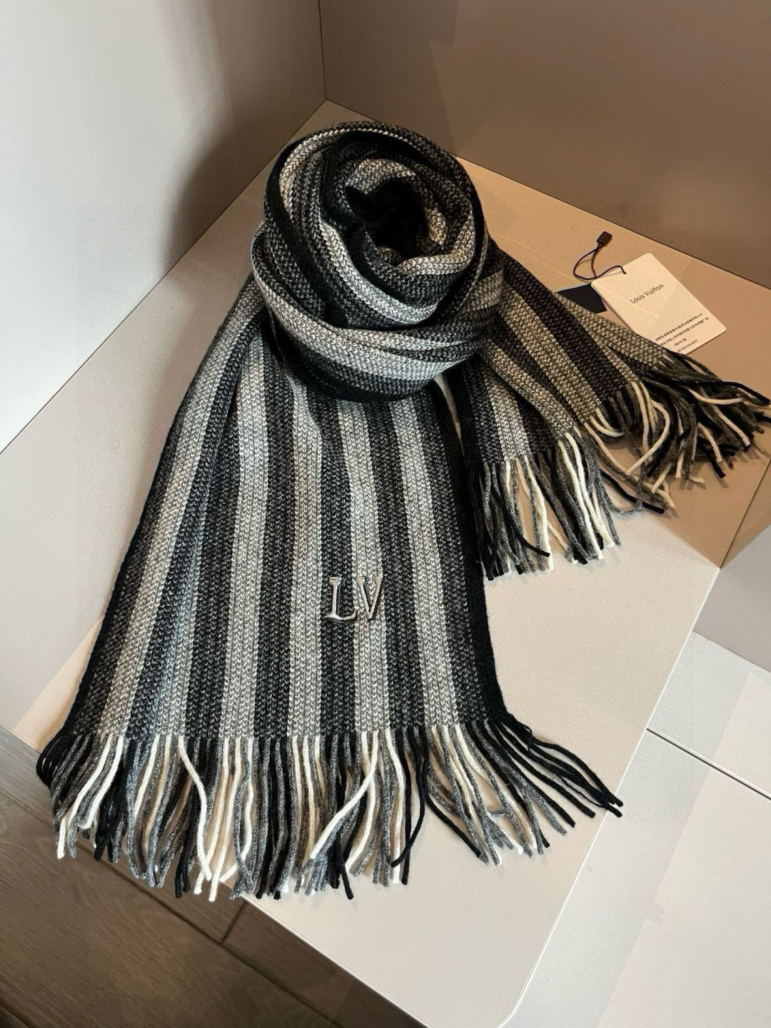 LV scarf