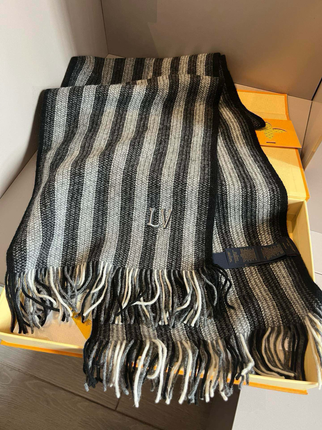 LV scarf