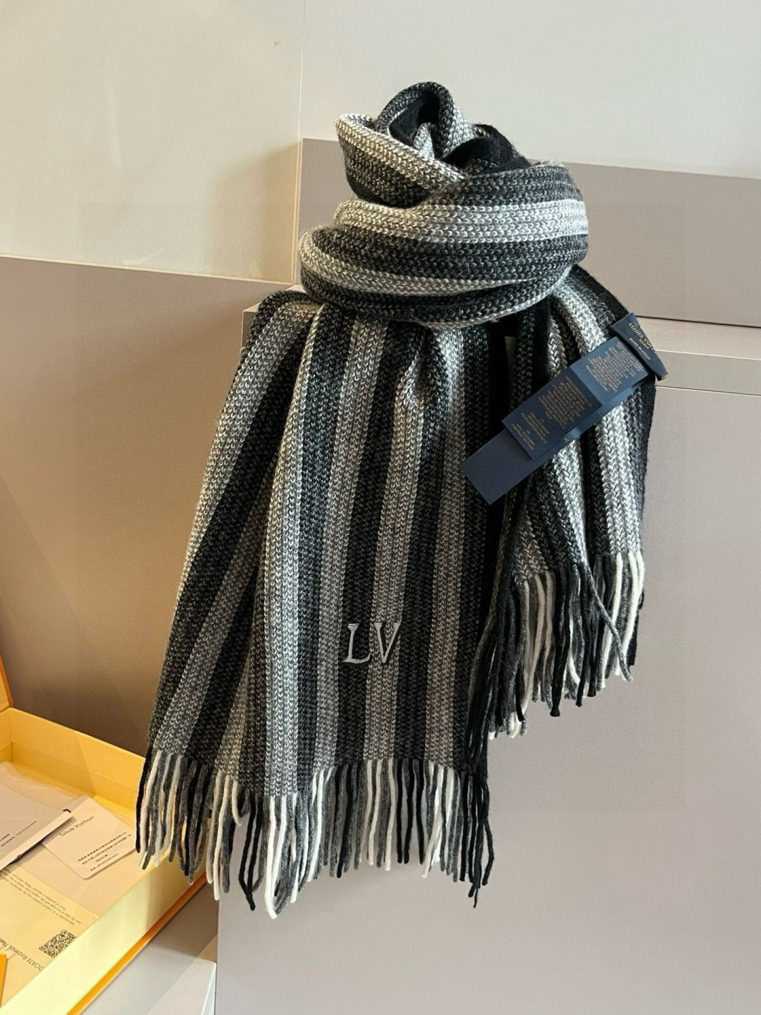 LV scarf