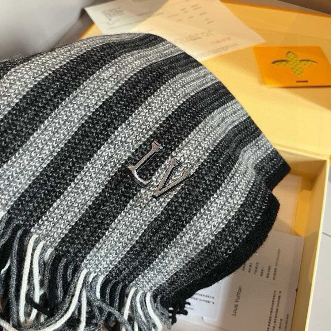 LV scarf