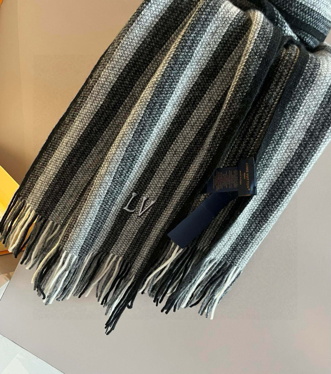 LV scarf
