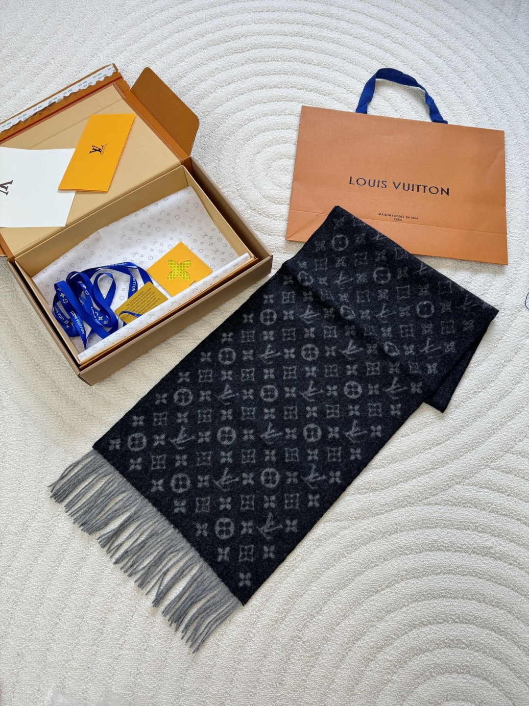 LV scarf