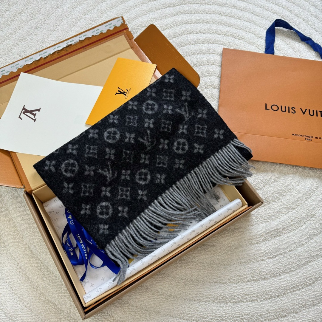 LV scarf