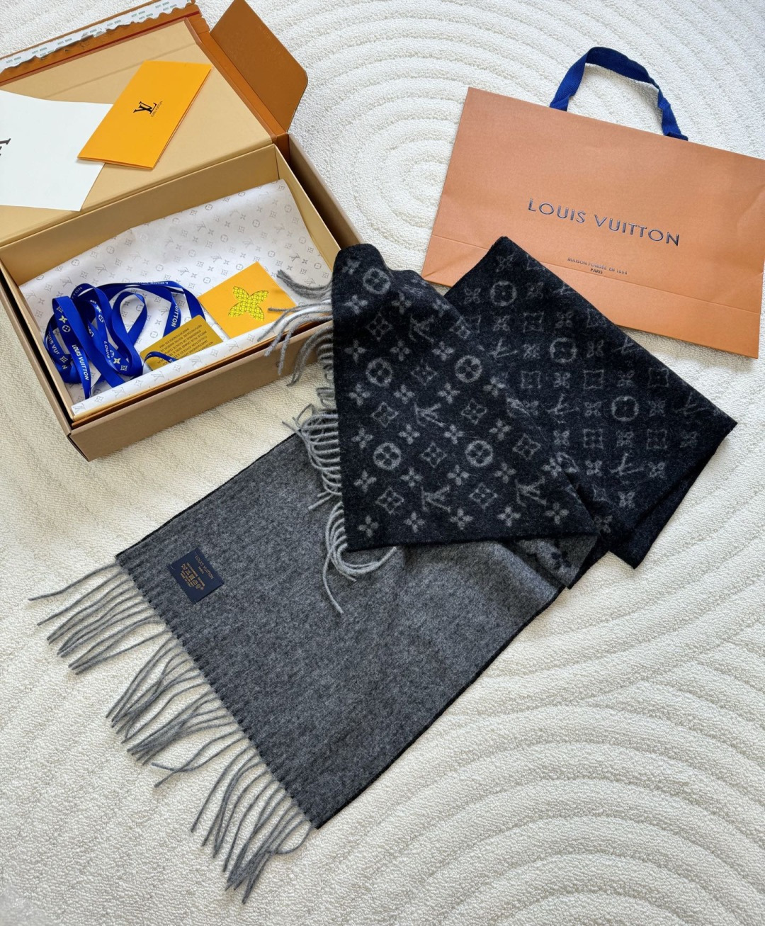 LV scarf