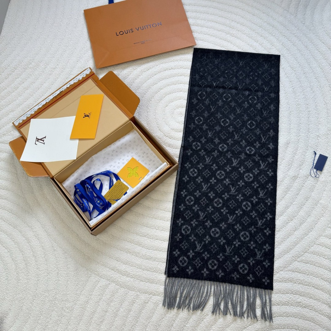 LV scarf