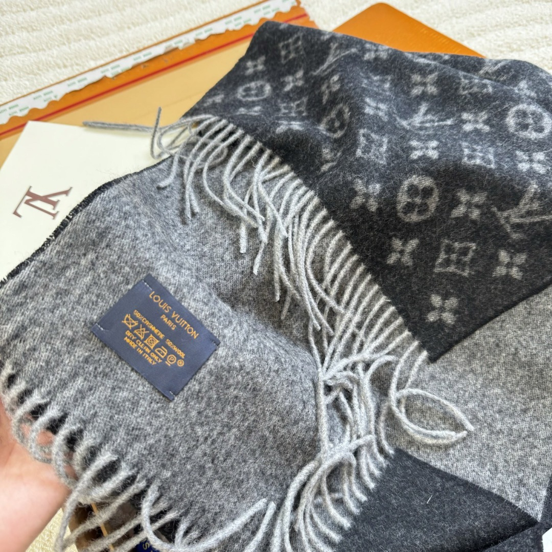LV scarf