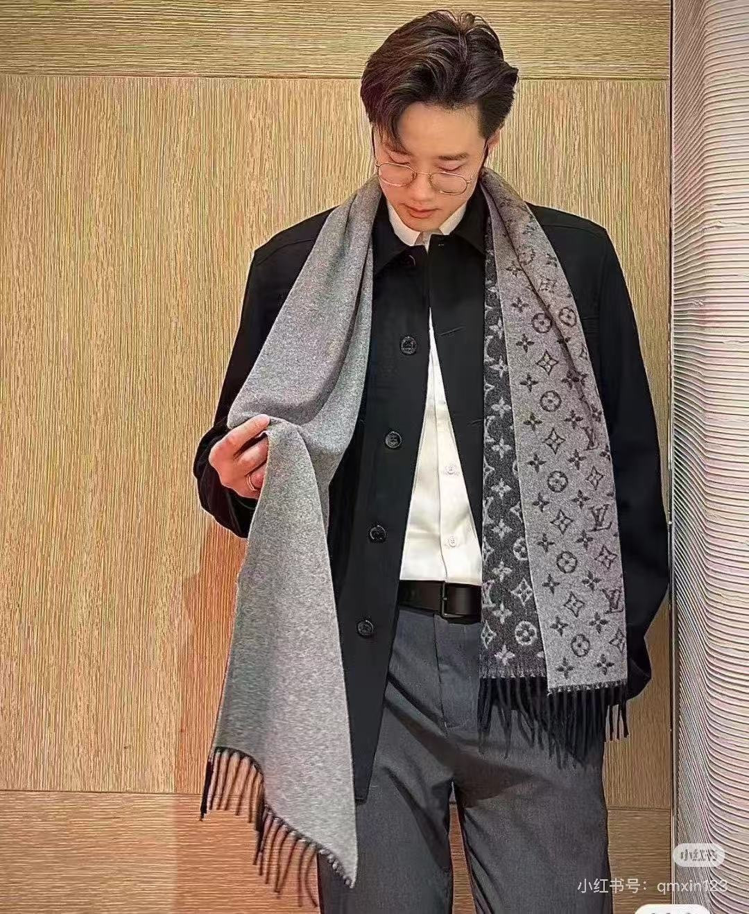 LV scarf