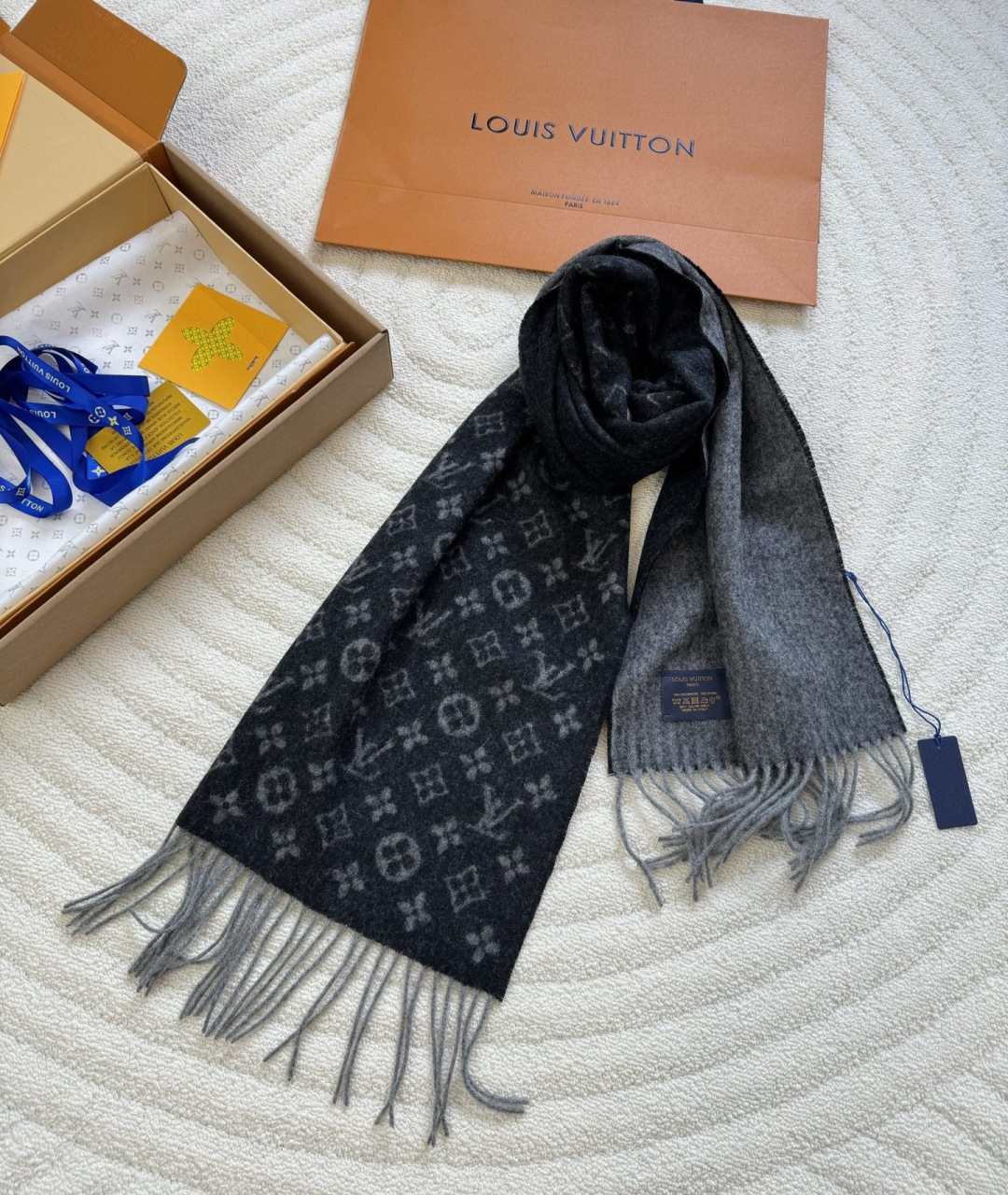 LV scarf