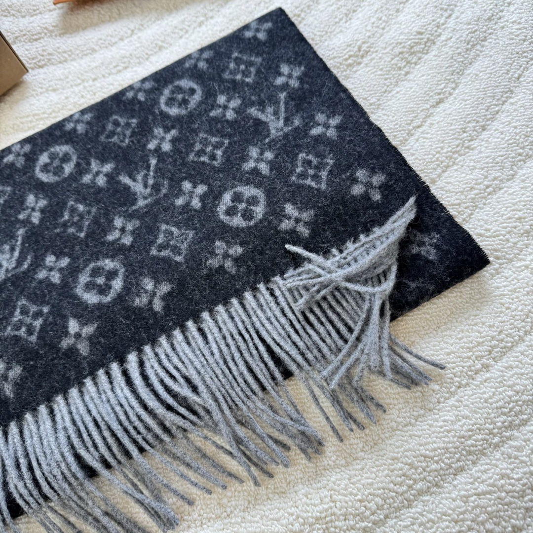 LV scarf