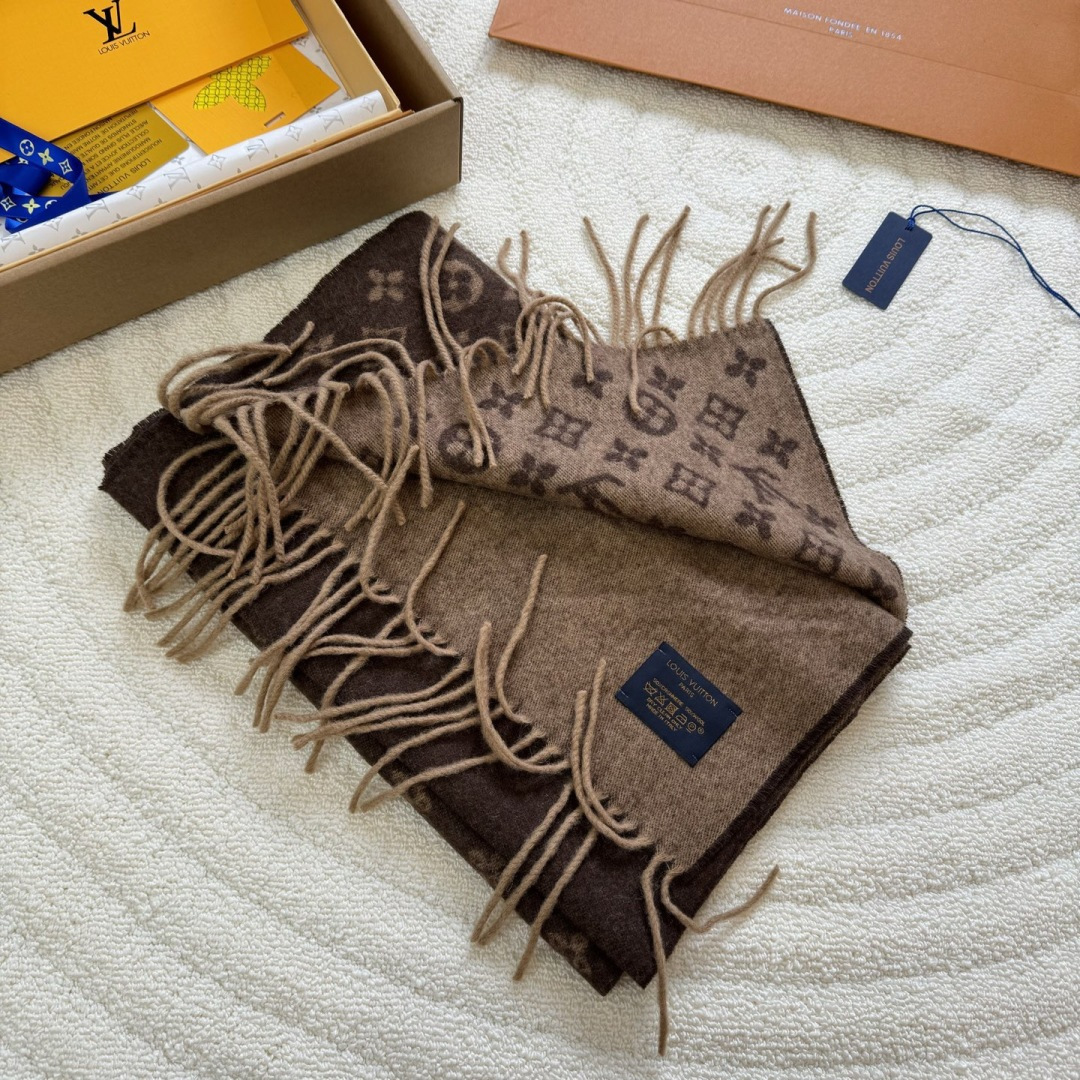 LV scarf