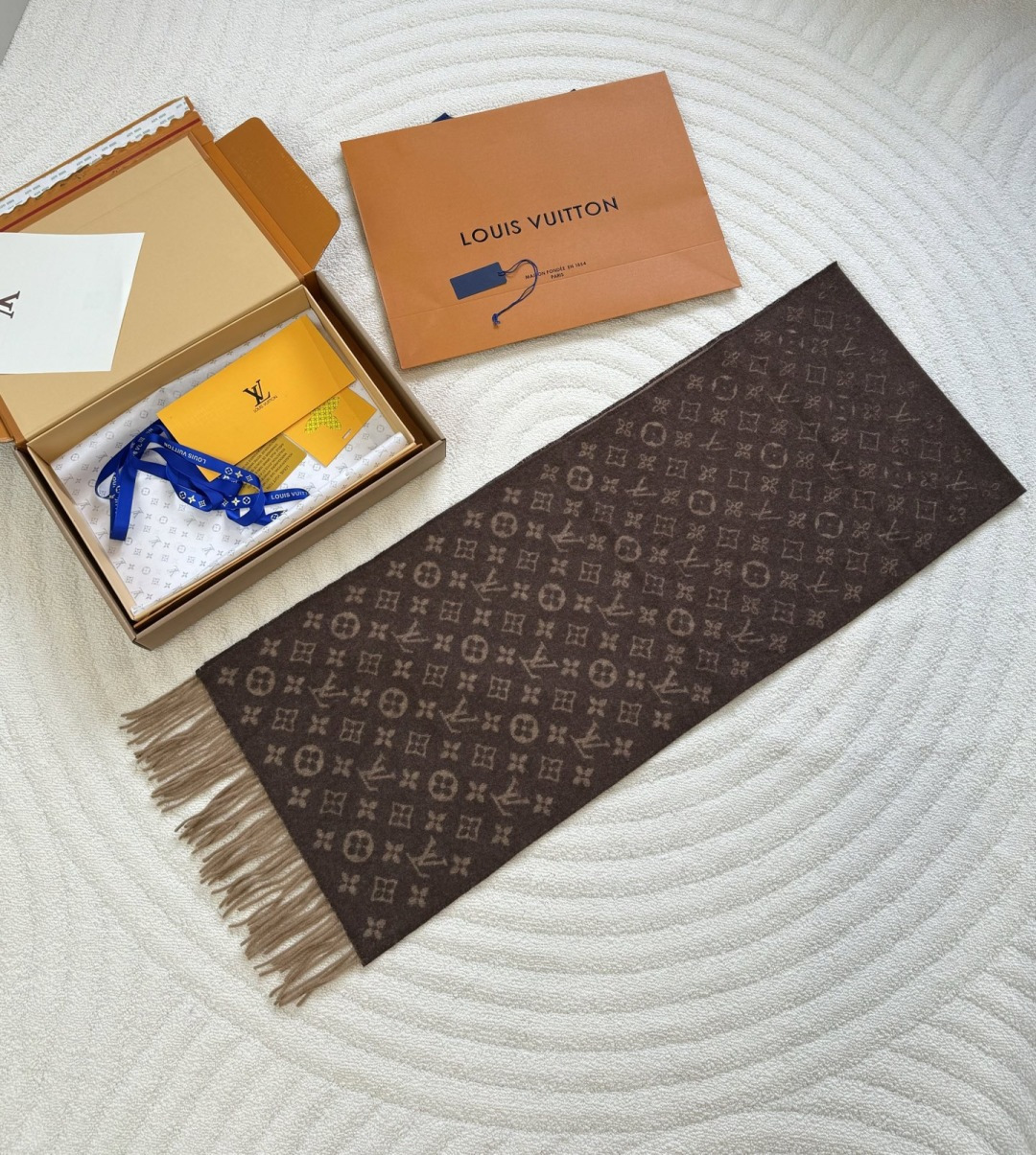 LV scarf