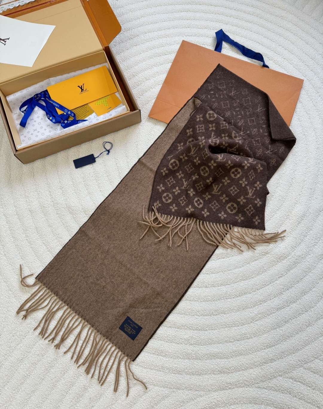 LV scarf