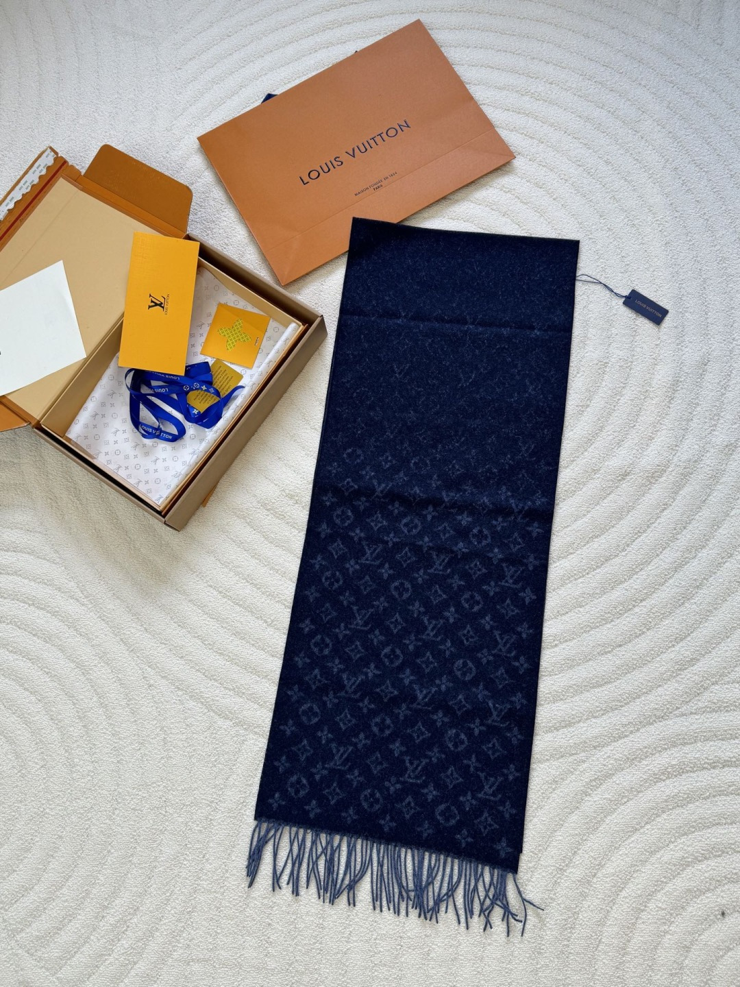 LV scarf