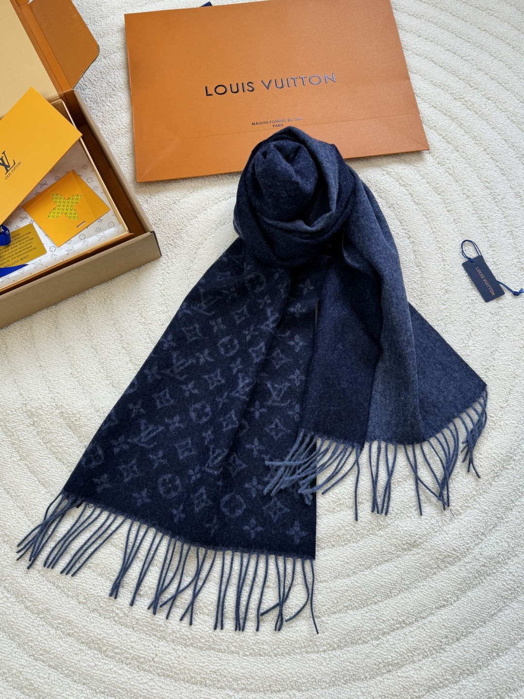 LV scarf
