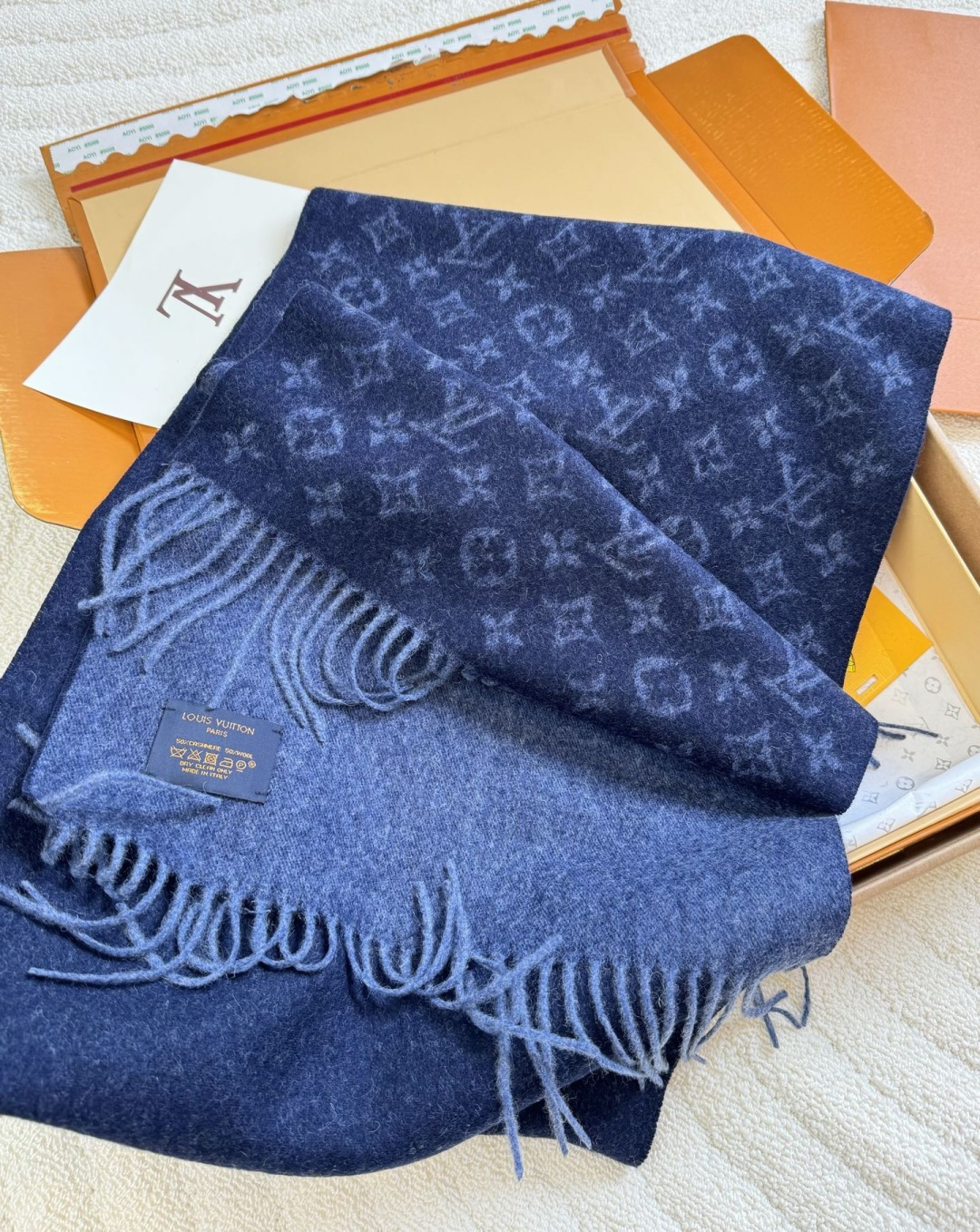 LV scarf